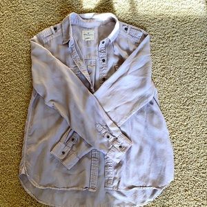 AMERICAN EAGLE women’s shirt size MEDIUM. Light purple/gray color. 100% cotton.
